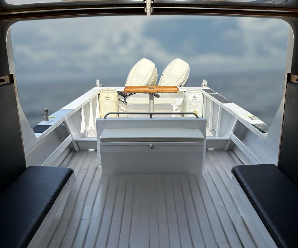 Open aft deck with twin outboard engines